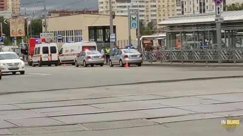 На остановке в Екатеринбурге автомобиль сбил двух человек