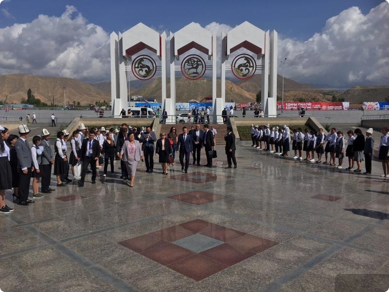 Свердловская область подарила Киргизии памятник в честь Чингиза Айтматова