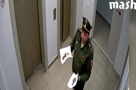 В Екатеринбурге мужчина в форме майора измазал фекалиями двери офиса