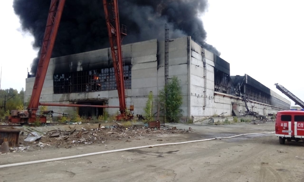 В Новоуральске крупный пожар. Горит один из цехов обанкротившегося АМУРа