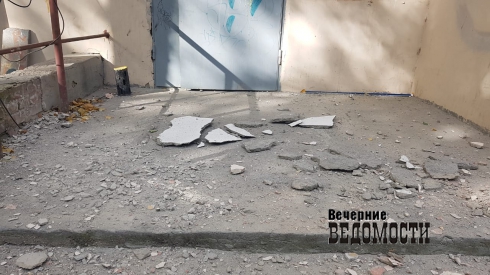 Со стены дома в центре Екатеринбурга на головы людей падают куски штукатурки