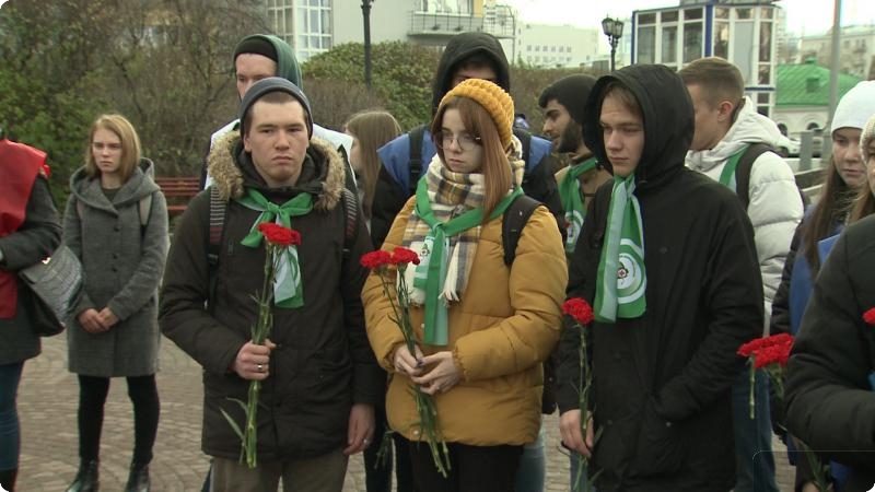 В Екатеринбурге почтили память жертв в Керчи