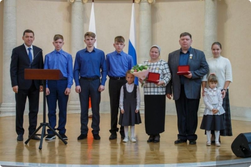 Евгений Куйвашев вручил награды выдающимся уральцам