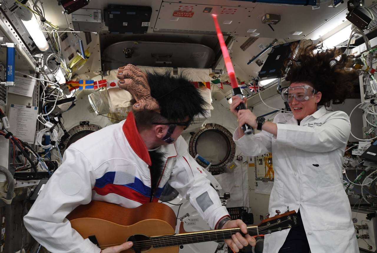 «Состряпал костюм из подручных средств»: космонавт из Екатеринбурга отпраздновал Хеллоуин на МКС