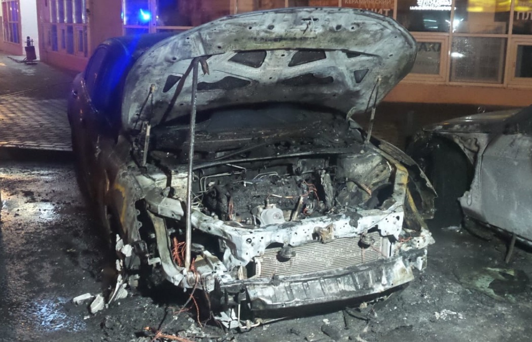 Минувшей ночью на улице Союзной от пожара пострадали три автомобиля