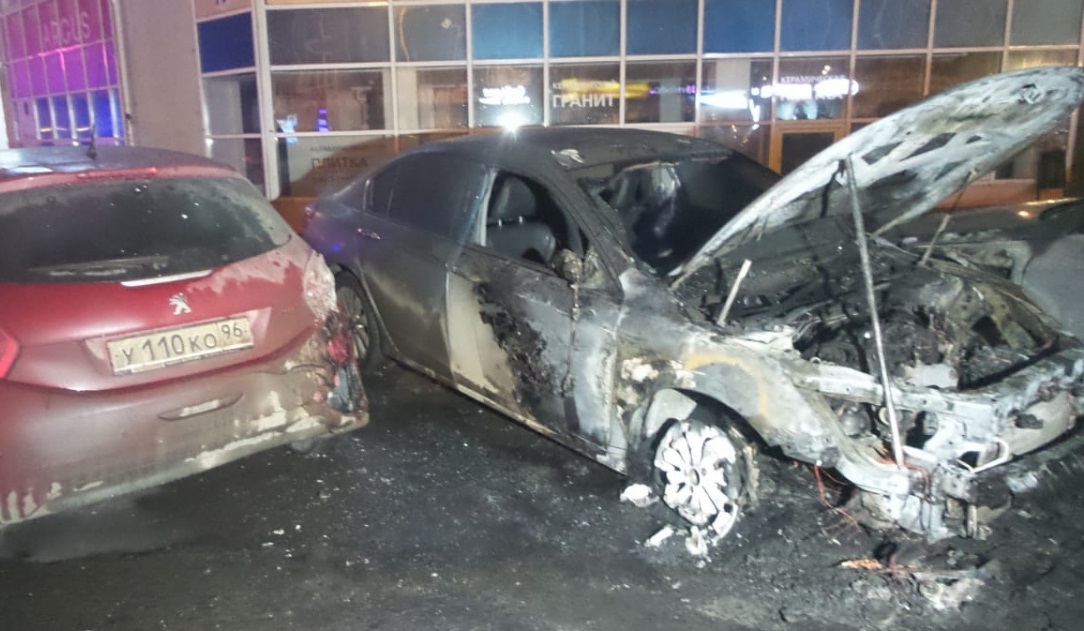 Минувшей ночью на улице Союзной от пожара пострадали три автомобиля