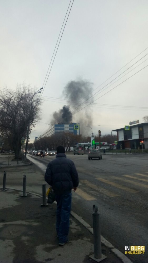 В Екатеринбурге загорелась кровля оборонного завода «Вектор»