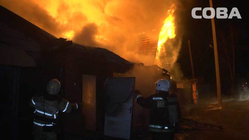 В Екатеринбурге в посёлке Семь Ключей сгорели два дома и машина