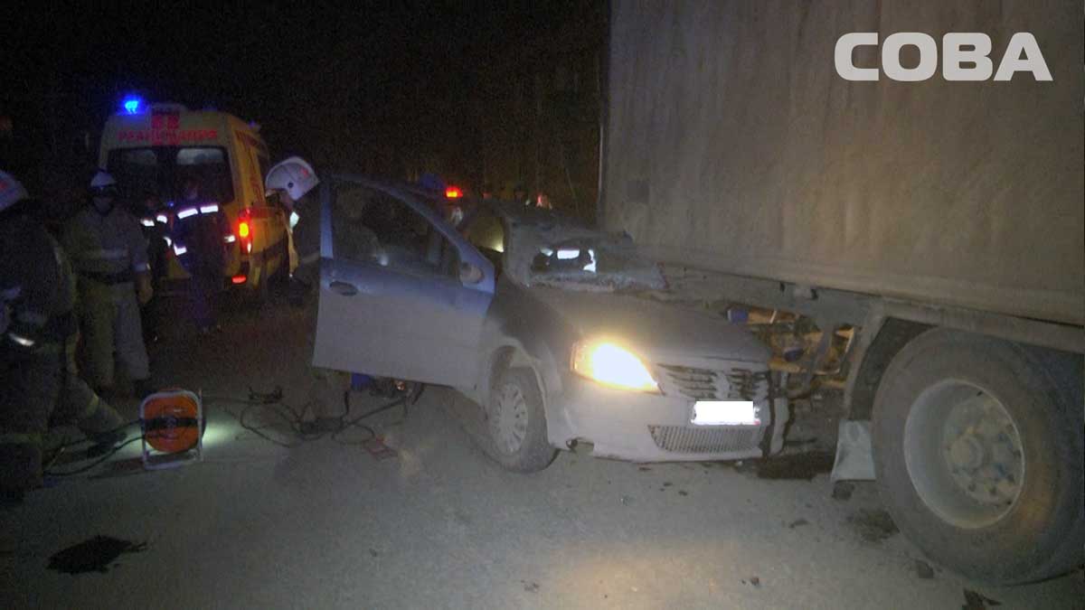 На Уралмаше Renault Logan попал под полуприцеп грузовика