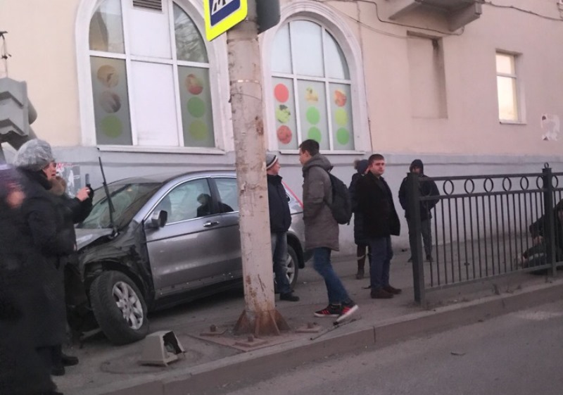 В Екатеринбурге автомобиль вылетел на тротуар и сбил несколько человек
