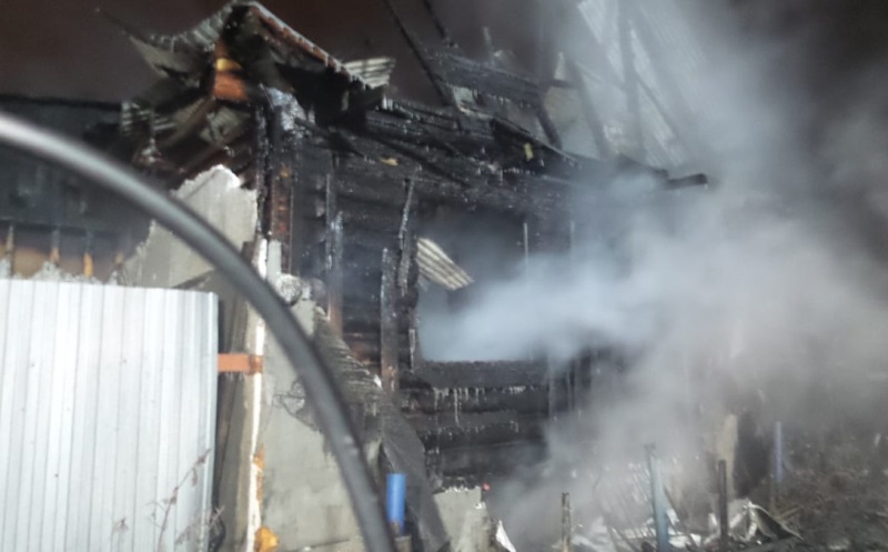В загоревшемся садовом доме в Екатеринбурге погиб человек