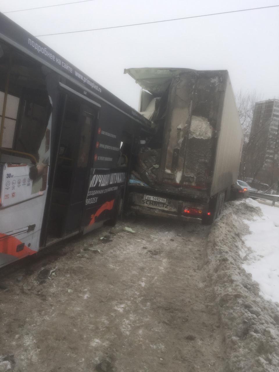 В ДТП с участием автобуса на дублёре Сибирского тракта пострадали 9 человек