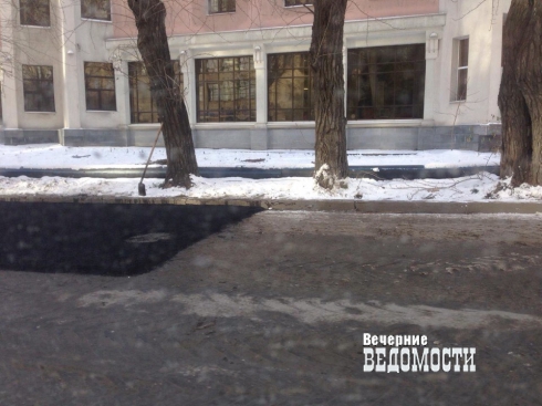 В Екатеринбурге асфальтируют улицы, несмотря на снегопады