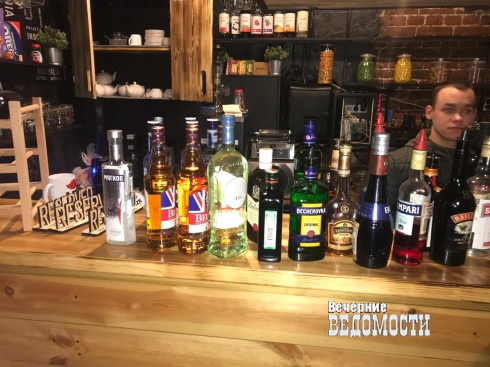 Полицейские изъяли алкоголь из кальян-бара в Екатеринбурге
