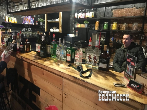 Полицейские изъяли алкоголь из кальян-бара в Екатеринбурге