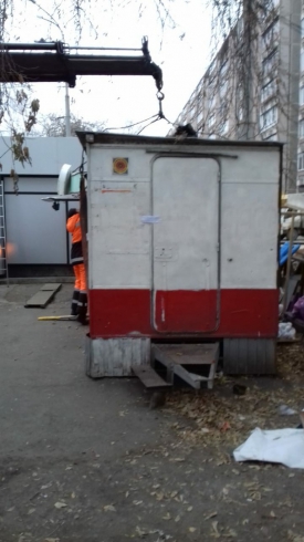 На улице Восстания в Екатеринбурге демонтировали незаконный киоск