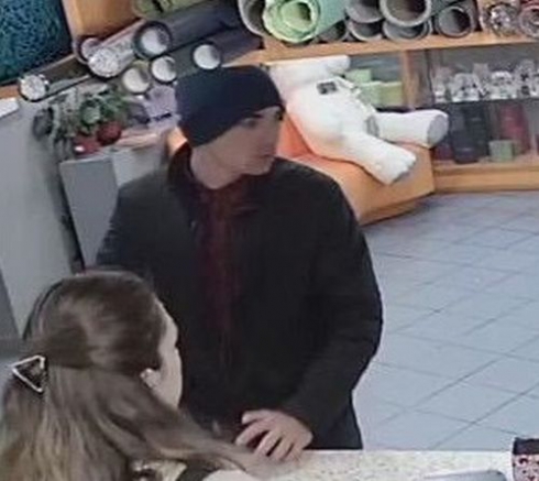 Полиция разыскивает грабителя, вынесшего кассу цветочного магазина на Малышева