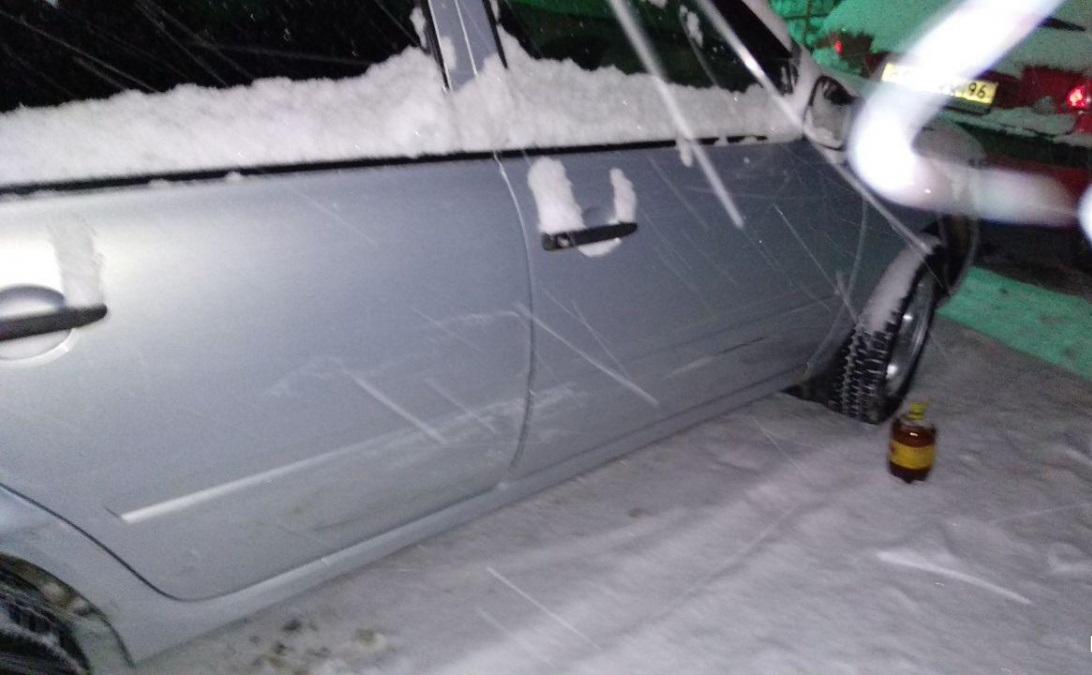 В Екатеринбурге неадекватный водитель, уходя от полицейской погони, повредил припаркованные автомобили