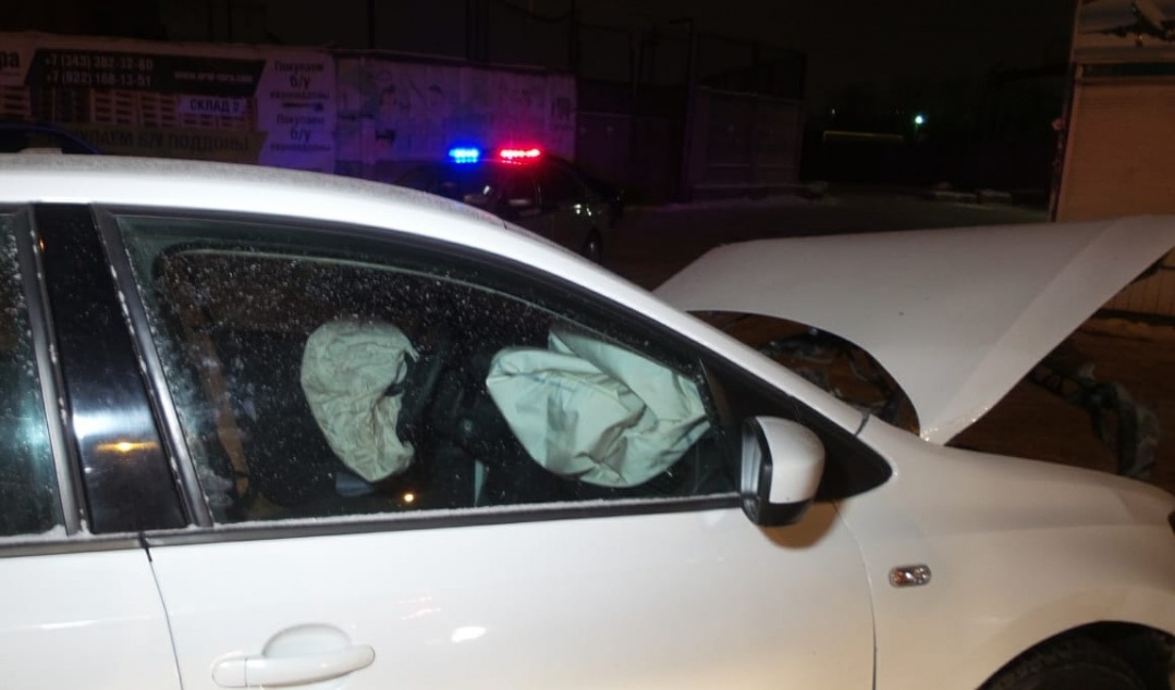 В Екатеринбурге водитель ВАЗа, уходя от погони, совершил лобовой таран Volkswagen Polo