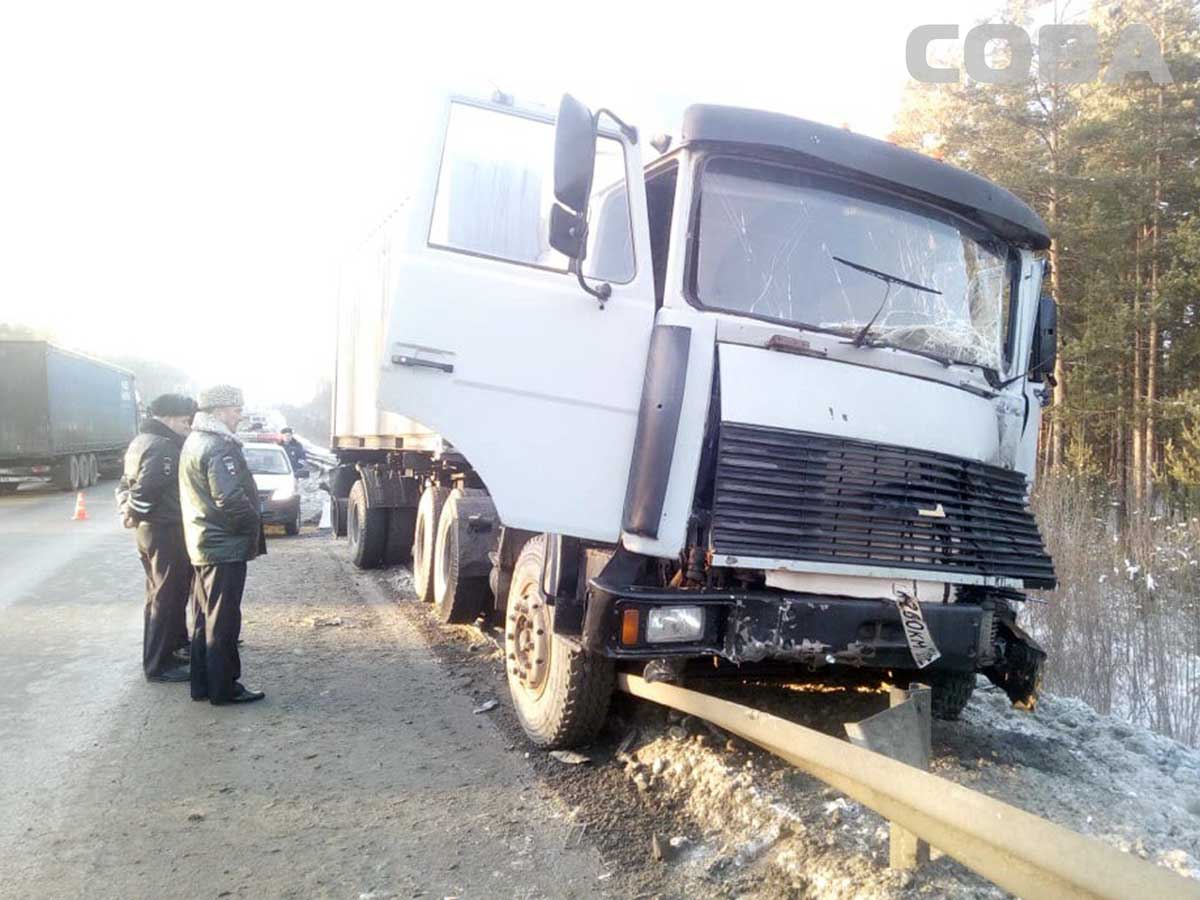 Маз большегруз. Водитель маза. Водило маз. Маз 7907 кабина. Дальнобой маз 430.