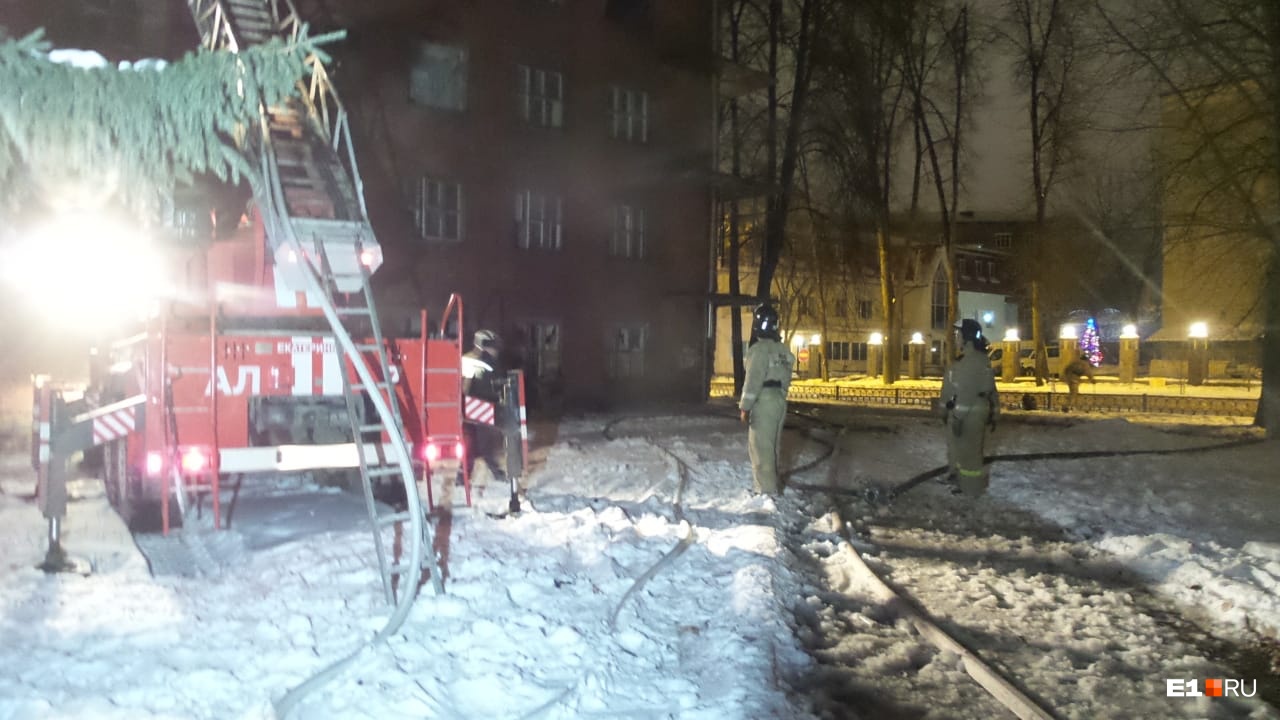 В Екатеринбурге утром почти одновременно загорелись два расселенных дома