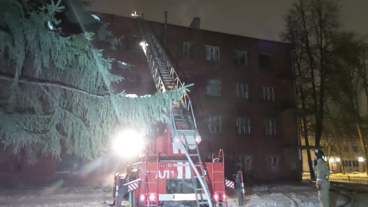 В Екатеринбурге утром почти одновременно загорелись два расселенных дома