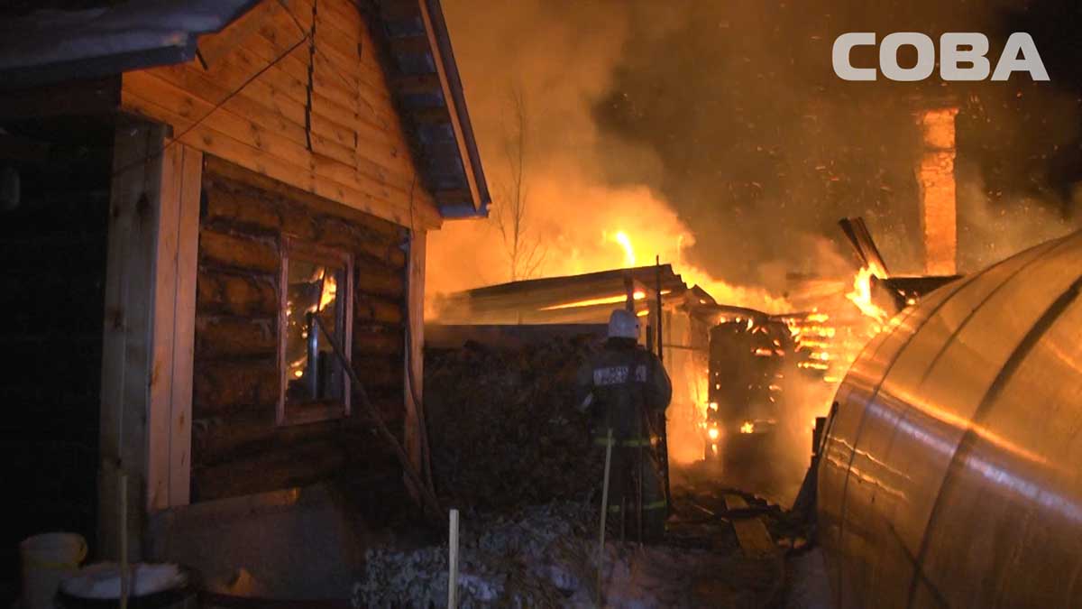 Ночью под Екатеринбургом сгорели два частных дома