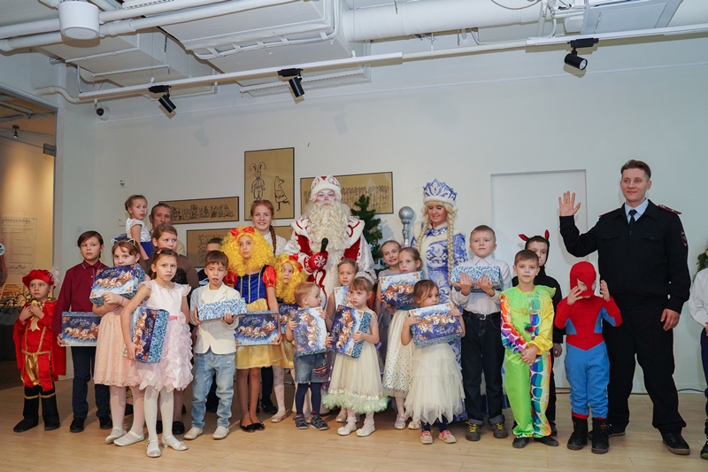 В Екатеринбурге Дед Мороз, Снегурочка и Дядя Степа поздравили детей из «трудных» семей с Новым годом