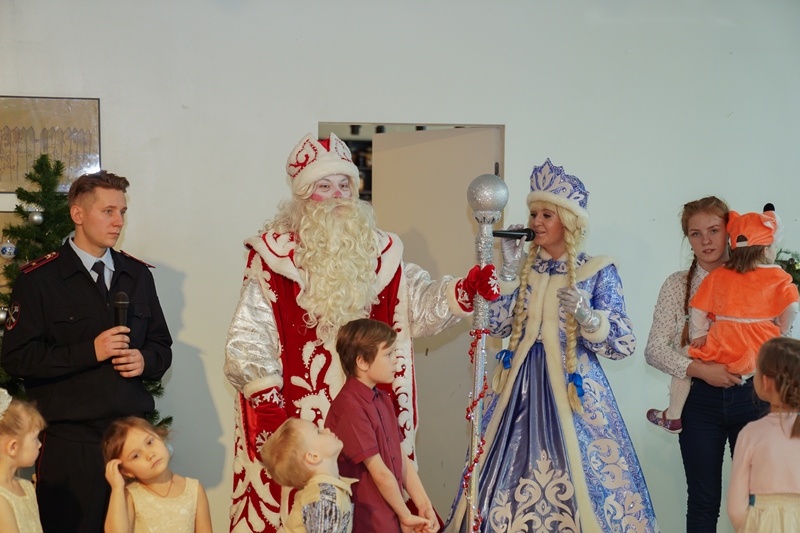 В Екатеринбурге Дед Мороз, Снегурочка и Дядя Степа поздравили детей из «трудных» семей с Новым годом