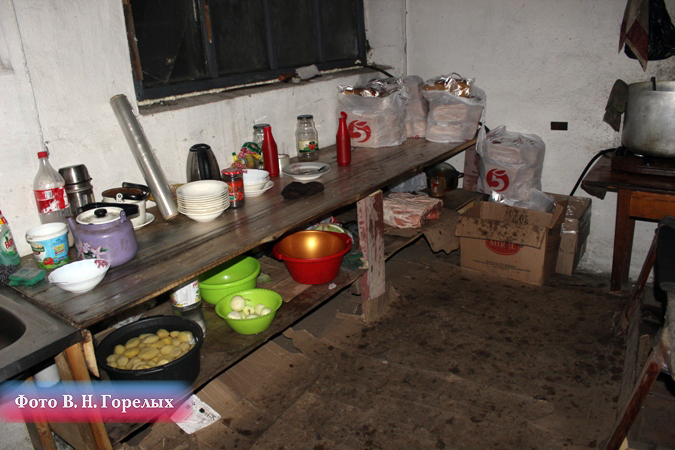 В свердловском селе ликвидировали подпольный цех, где мигранты производили коньяк и водку