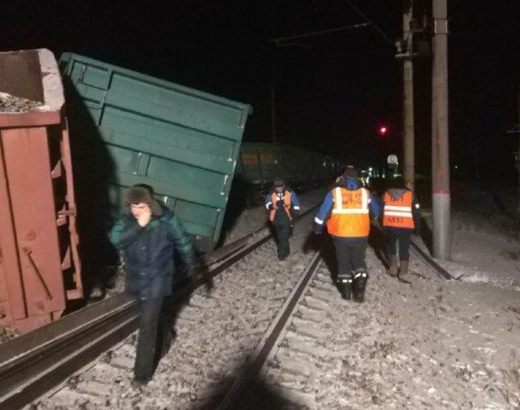 В новогоднюю ночь в Свердловской области с рельсов сошли 16 вагонов с углём: до нужных станций пассажиров будут довозить автобусы