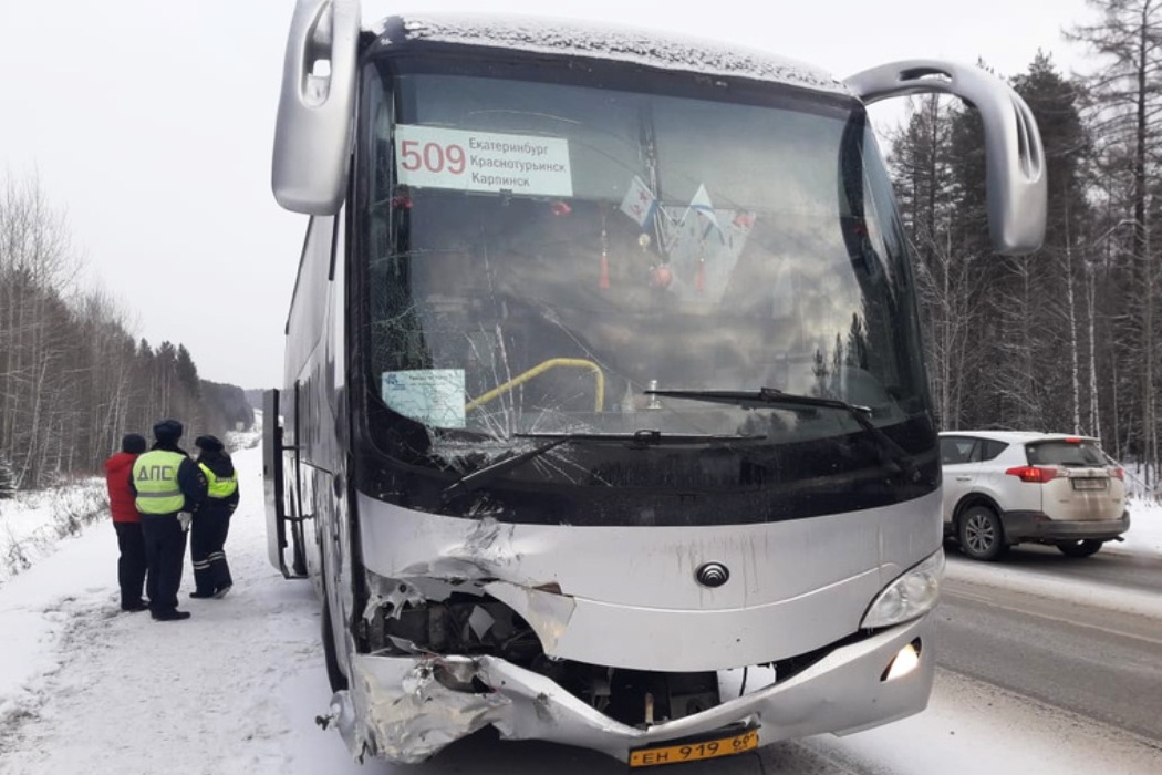 Пассажирский автобус попал в аварию на трассе Екатеринбург-Серов