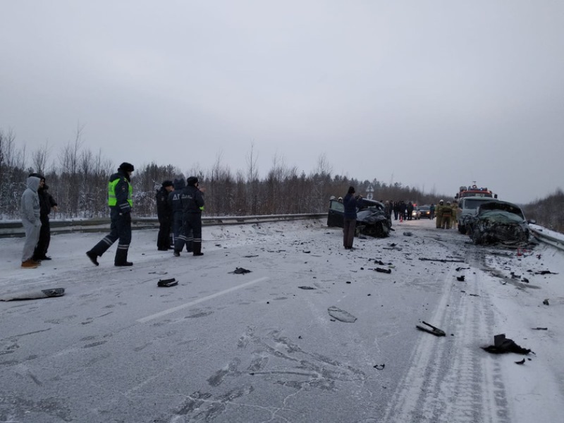 В аварии на границе Свердловской области и ХМАО погибли три человека, ещё пять человек получили тяжёлые травмы