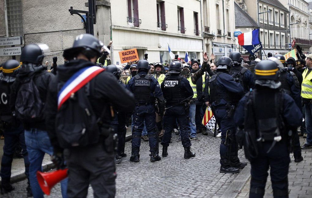 Десятая акция протеста «желтых жилетов» началась в Париже