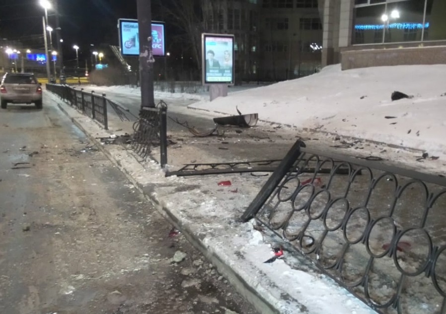 В Екатеринбурге на улице Свердлова девушка на Lada Priora снесла дорожное ограждение