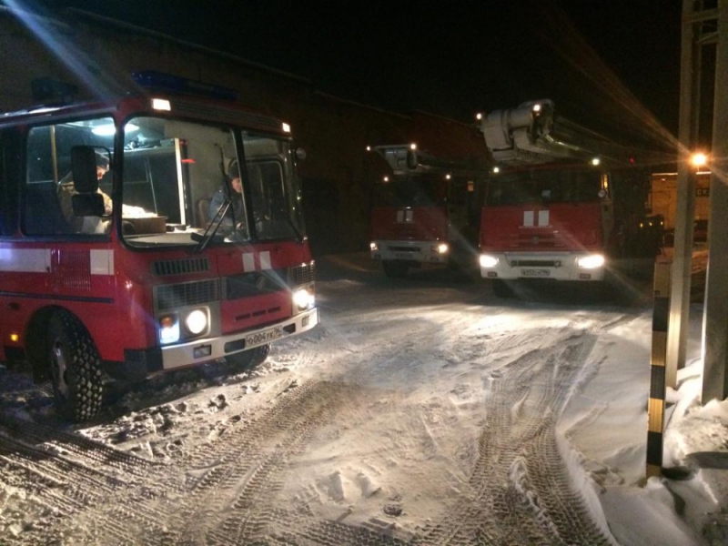 В Екатеринбурге всю ночь тушили пожар на складе площадью 1,5 тысячи квадратных метров