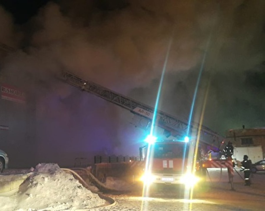 В Екатеринбурге всю ночь тушили пожар на складе площадью 1,5 тысячи квадратных метров