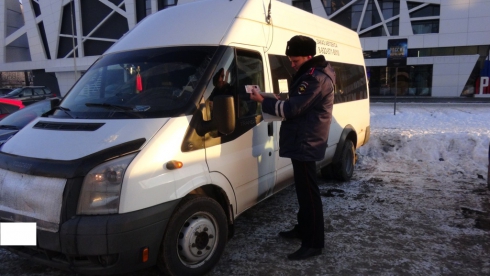 В Екатеринбурге сотрудники Госавтоинспекции проверяют автобусы, перевозящие детей 