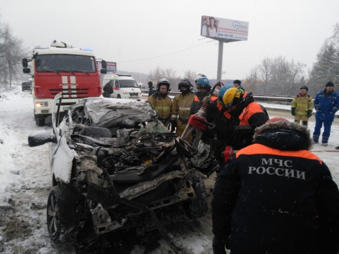 На Московском тракте водитель такси залетел под фуру и скончался на месте