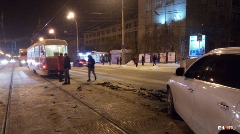 Девушка на Audi Q5 влетела в трамвай в Екатеринбурге