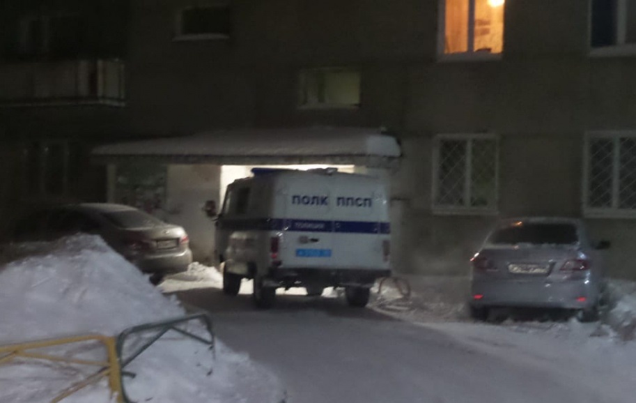 В Екатеринбурге в результате ночной стрельбы в жилом доме ранено два полицейских