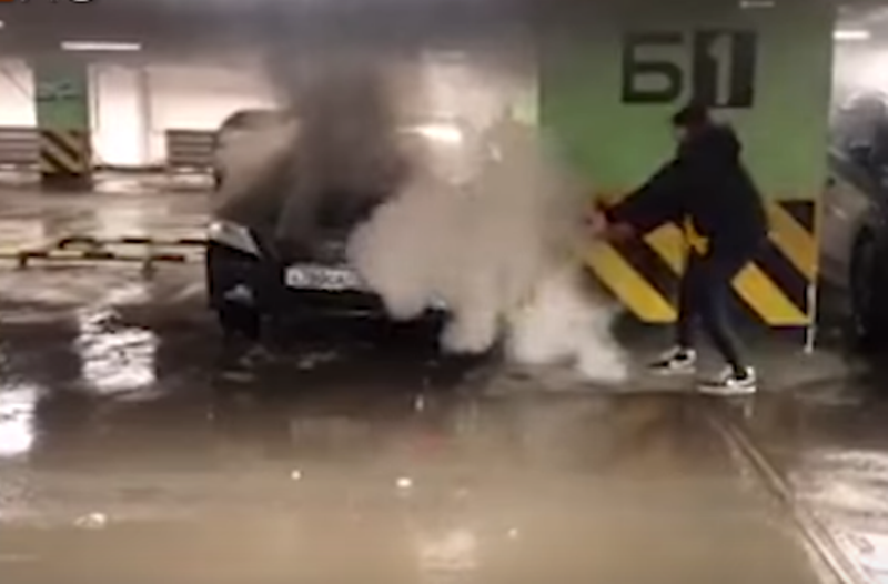 Появилось видео загоревшегося в Екатеринбурге на паркинге ТЦ «Алатырь» автомобиля