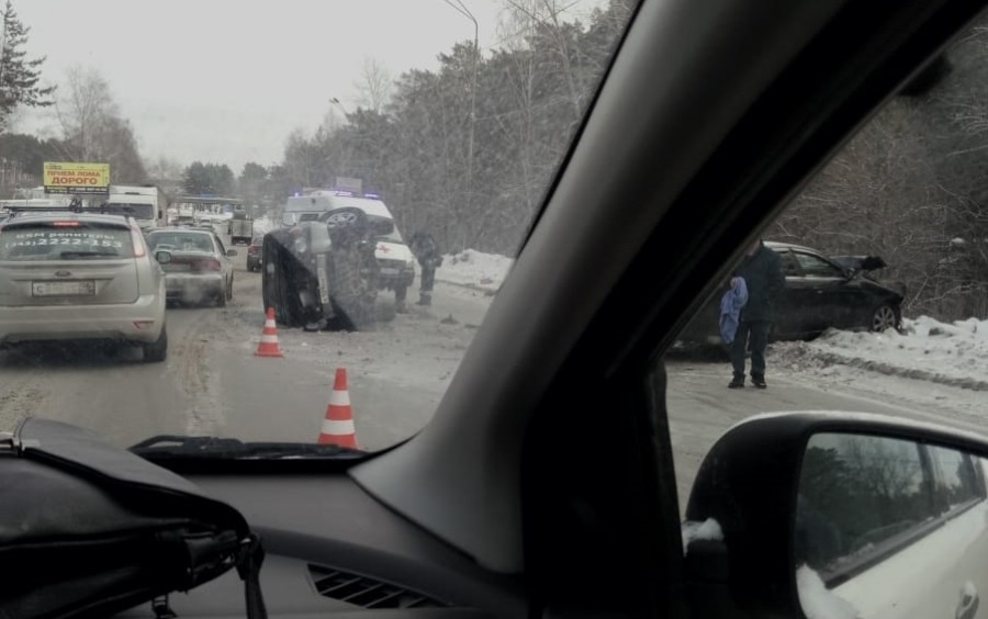 ДТП на Берёзовском тракте: внедорожник на боку, ещё один автомобиль в сугробе. Есть пострадавшие