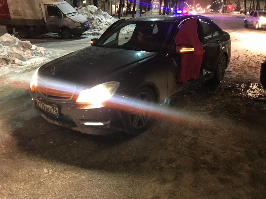 В результате ночного ДТП в центре Екатеринбурга два человека оказались в больнице