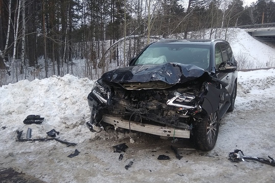 В Екатеринбурге Nissan Micra не пропустил Lexus 570: один человек погиб, ещё двое в больнице
