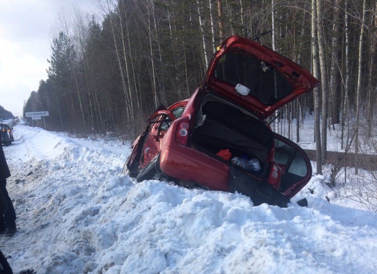 В Екатеринбурге Nissan Micra не пропустил Lexus 570: один человек погиб, ещё двое в больнице