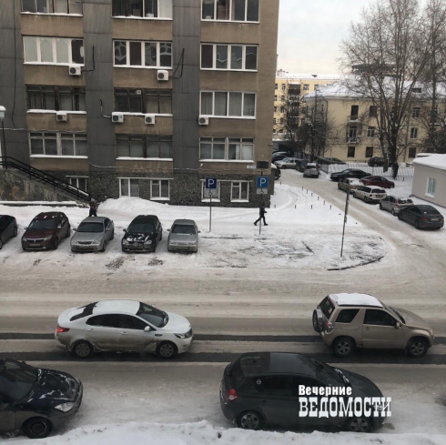 Парковку для инвалидов у здания полицейского ведомства в Екатеринбурге засыпало снегом