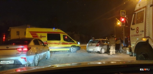 Водителя вытаскивали: в Екатеринбурге самосвал снёс легковушку