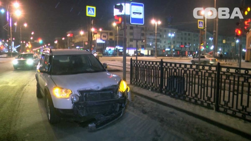 Ночью на перекрестке Ленина – Московская Lada Vesta снесла забор