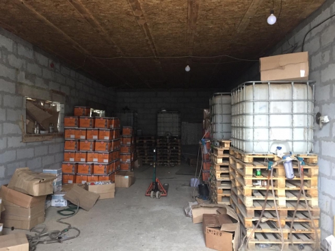 Сотрудники свердловского УФСБ  выявили склад и цех по розливу «сивухи». Изъято 16 тонн алкоголя
